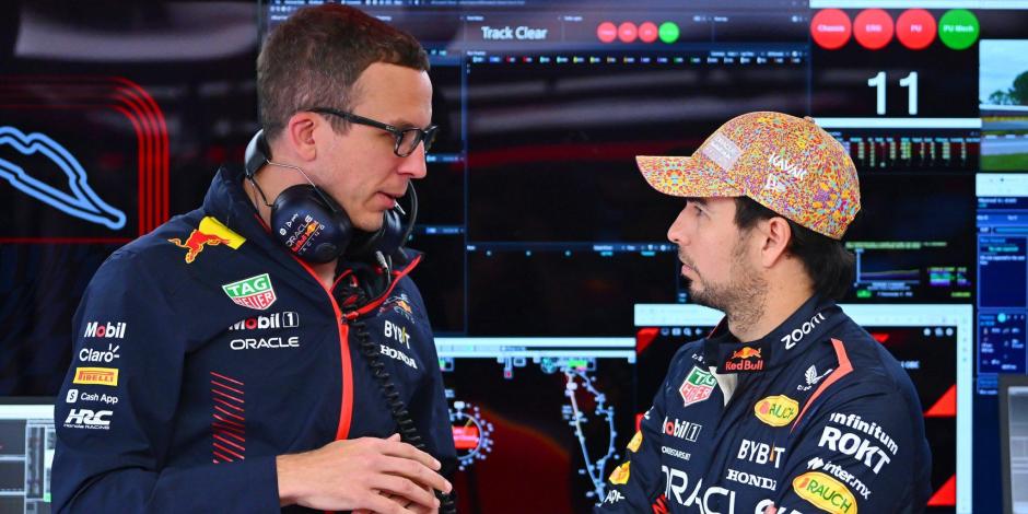 "Checo" Pérez habla con un ingeniero de Red Bull en Canadá, después de la carrera.