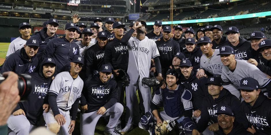 Domingo Germán festeja con sus compañeros de los Yankees su juego perfecto contra los Athletics en la MLB.