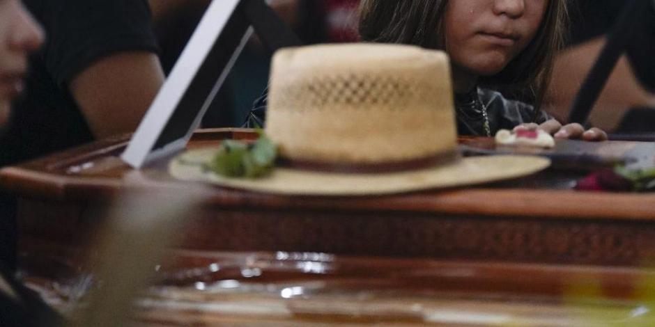 Un sombrero del líder de las autodefensas, Hipólito Mora, sobre su ataúd durante un servicio funerario para él y sus dos guardaespaldas, el sábado 1 de julio de 2023, en La Ruana, México.