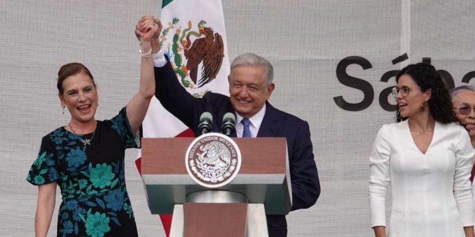Andrés Manuel López Obrador, presidente de México, acompañado de su esposa Beatriz Gutiérrez Müller, durante su sestejo por los 5 años del Triunfo Democrático para la Transformación de México realizado en el Zócalo capitalino