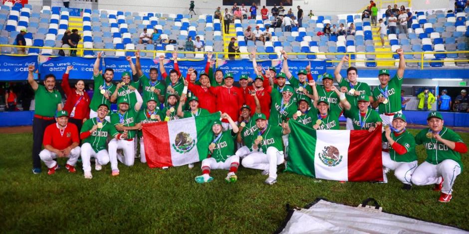 Los jugadores de la Selección Mexicana de beisbol celebran tras el oro obtenido en los Juegos Centroamericanos y del Caribe San Salvador 2023.