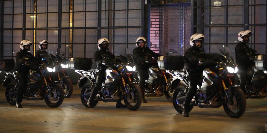 Agentes de la policía patrullan en motocicletas los Campos Elíseos en Paris, el sábado 1 de julio de 2023, debido a los disturbios de manifestantes que han durado varios días tras la muerte de un joven a manos de la policía.