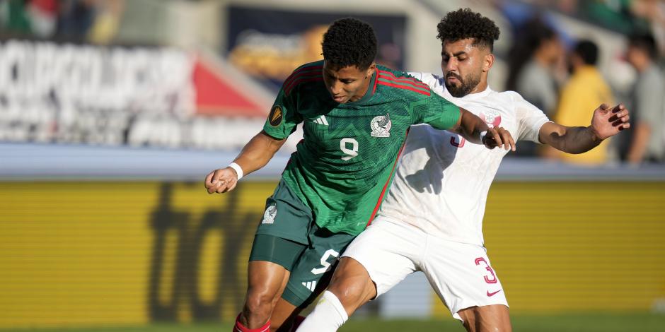 Ozziel Herrera intenta dejar atrás a Hazem Shehata durante el partido entre México y Qatar en Santa Clara, California.