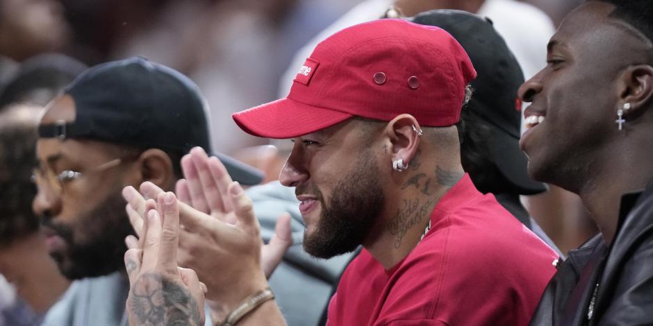 Neymar observa el cuarto partido de las Finales de la NBA entre el Heat de Miami y los Nuggets de Denver