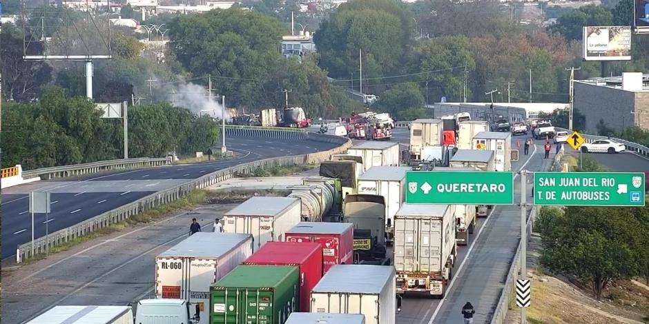 VIDEO. Por choque múltiple de tráileres e incendio, cierran en ambos sentidos de la autopista México-Querétaro.