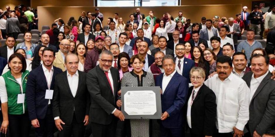 Delfina Gómez (centro) recibe constancia que la ratifica como ganadora de los comicios para renovar gubernatura en Estado de México.