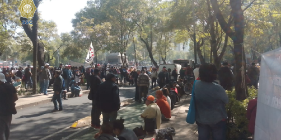 Paseo de la Reforma continúa parcialmente cerrada por manifestación de electricistas.