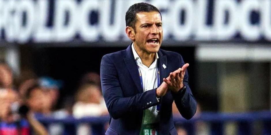 Jaime Lozano da indicaciones en un partido de México en la Copa Oro 2023.