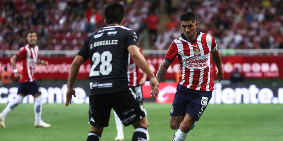 Chivas y Necaxa midieron fuerzas en la cancha del Estadio AKRON.