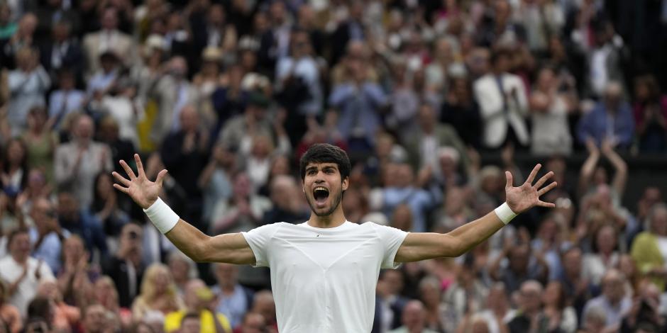 El español Carlos Alcaraz celebra su triunfo sobre el ruso Daniil Medvedev en la semifinal de Wimbledon, el viernes 14 de julio de 2023, en Londres