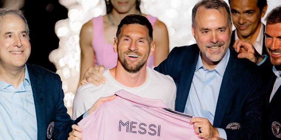 Lionel Messi con la playera del Inter Miami en su presentación oficial con el club de la MLS.