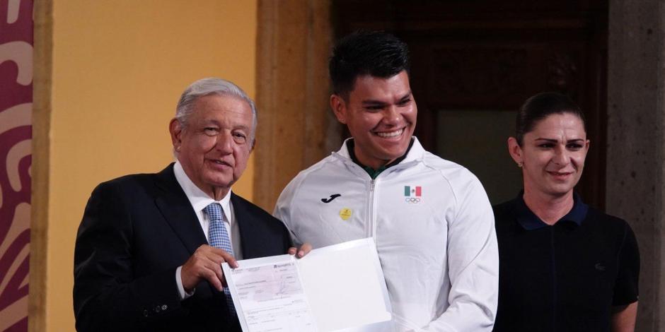 El entrenador David Alejandro Vélez recibió un reconocimiento por su participación en los XXIV Juegos Centroamericanos.