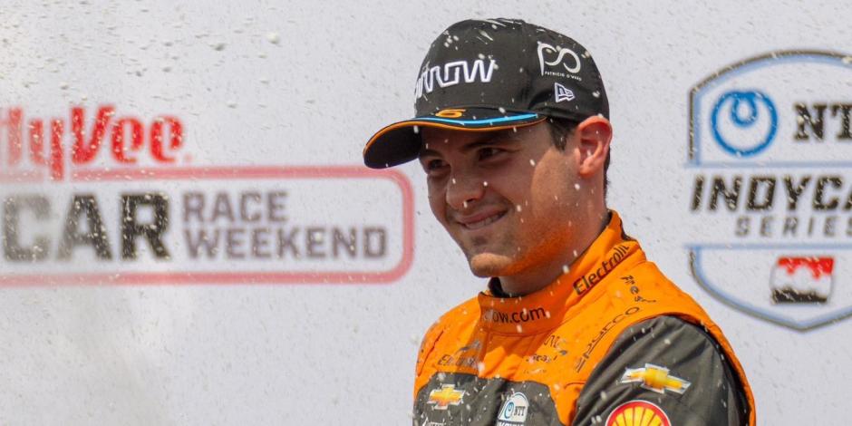 Pato O'Ward celebra su podio en el Grand Prix de Iowa de la IndyCar Series.