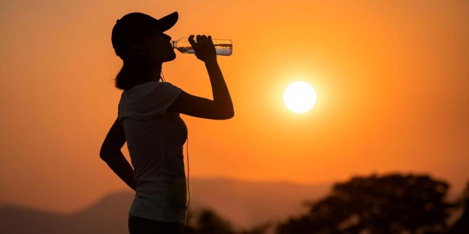 Temperaturas suben en verano, por lo que es importante mantenerse hidratado.
