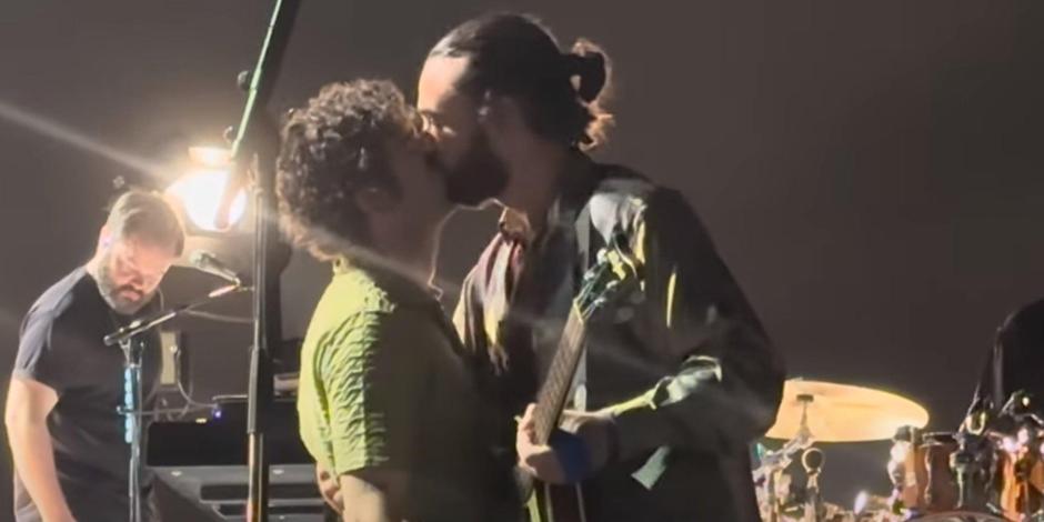 Cancelan festival en Malasia porque Matty Healy de The 1975 se besó con un hombre (VIDEO)