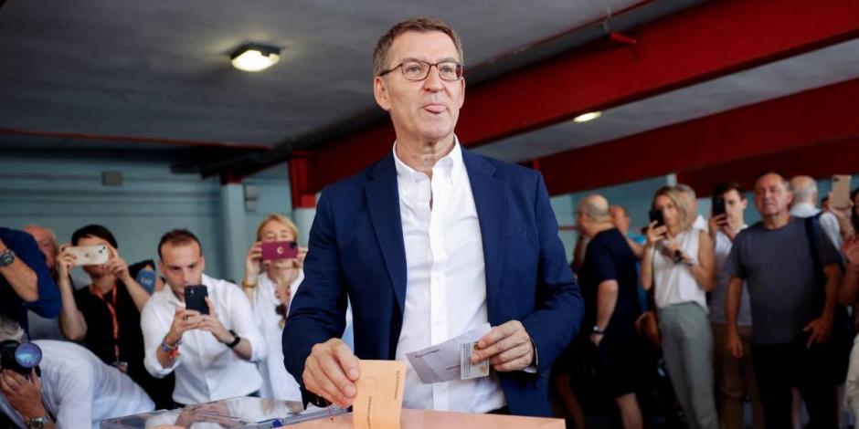El líder del Partido Popular de la oposición de España, Alberto Núñez Feijóo, emite su voto durante las elecciones generales anticipadas en Madrid, España.