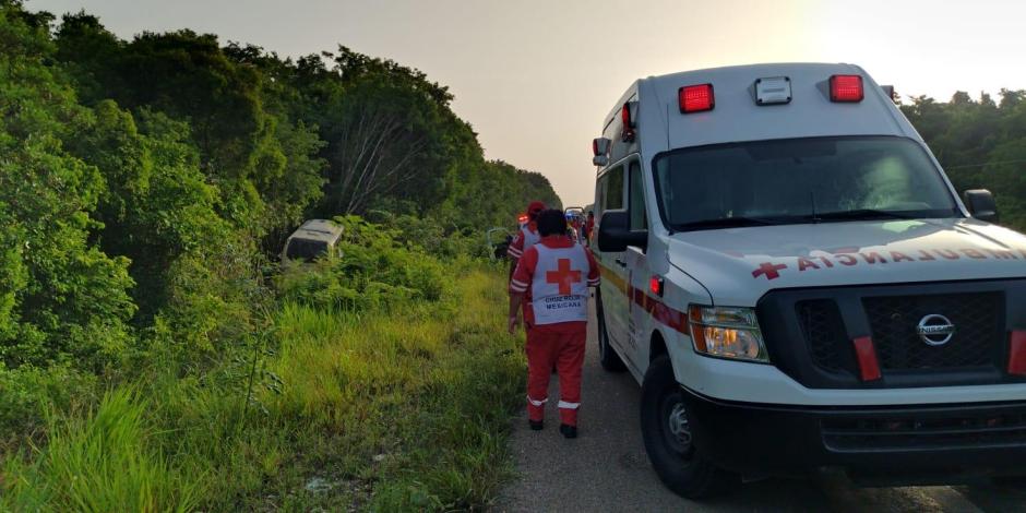 Un menor falleció y 22 personas resultaron heridas por el accidente en la carretera de Quintana Roo.