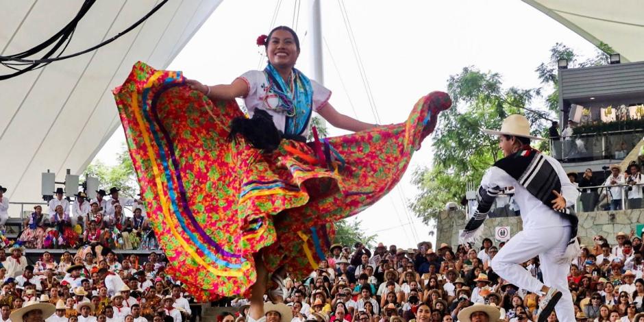 Vibran miles con tradición y bailes en la Guelaguetza.