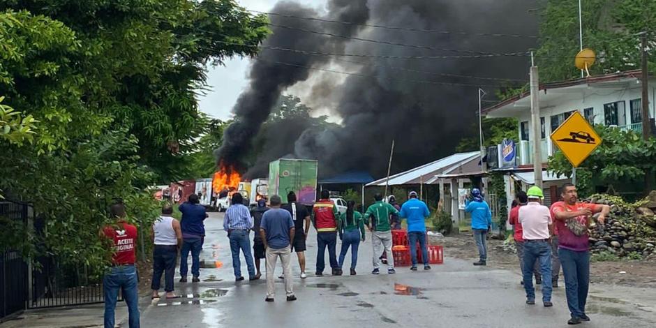 Manifestantes queman vehículos en Tantoyuca; exigen justicia por asesinato del activista Gregorio de la Cruz