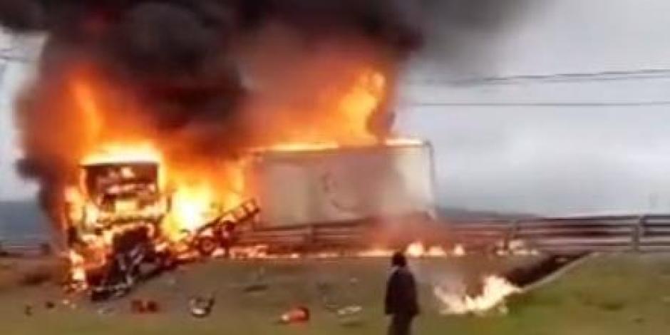 Tras choque se incendia tráiler en la autopista México-Tuxpan, donde una persona murió.