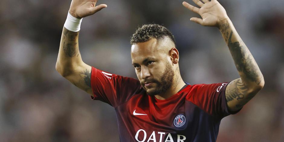 Neymar saluda a aficionados del PSG previo a un partido amistoso del equipo francés en Japón, el 25 de julio.