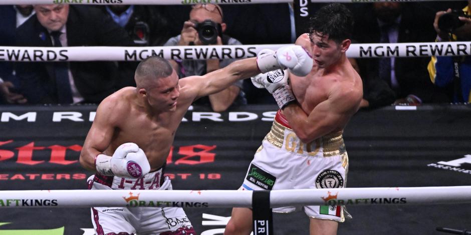 Isaac Pitbull Cruz conecta un golpe contra Giovanni Cabrera en la pelea de box celebrada en Las Vegas, Nevada.