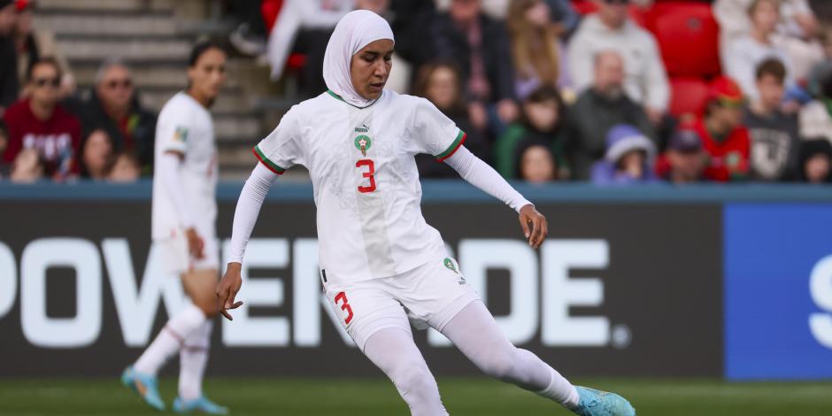 Nouhaila Benzina da un pase durante el duelo entre Marruecos y Corea del Sur en el Mundial Femenil Australia-Nueva Zelanda 2023.