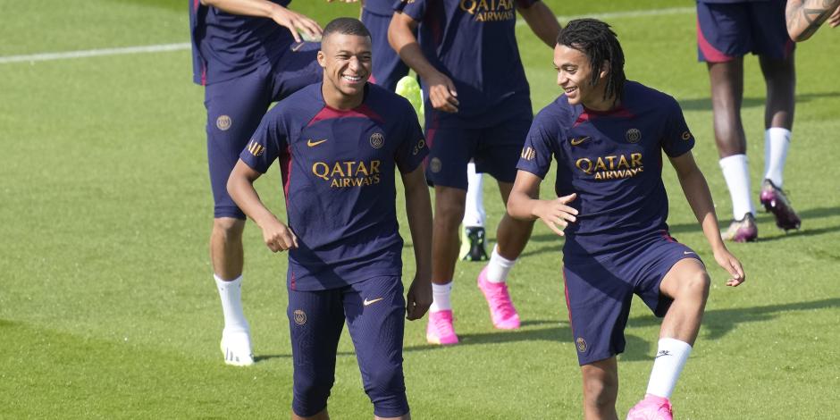 Kylian Mbappé (izquierda) y su hermano Ethan Mbappé se ejercitan en el centro de entrenamiento del Paris Saint-Germain.
