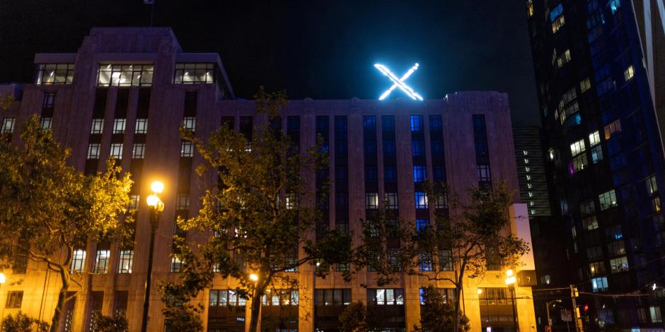 El logotipo 'X' se ve en la parte superior de la sede de la plataforma de mensajería X, anteriormente conocida como Twitter, en el centro de San Francisco, California el 30 de julio de 2023