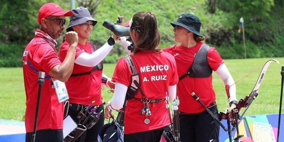Integrantes del equipo mexicano femenil de tiro con arco durante su participación en el Mundial que se realiza en Alemania.