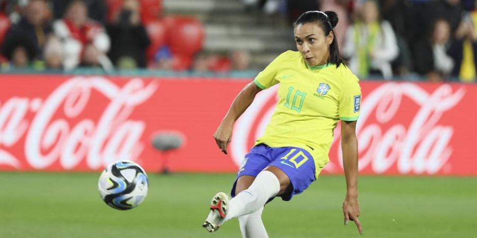 Marta cobra un tiro libre en un partido de Brasil en Australia.