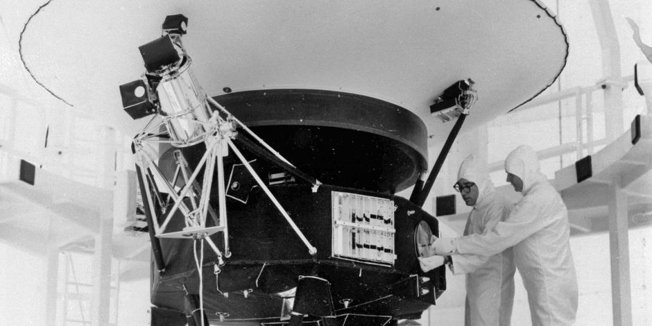 En esta fotografía del 4 de agosto de 1977, proporcionada por la NASA, el disco "Sonidos de la Tierra" es colocado en la nave Voyager 2 en el Centro Espacial Kennedy, en Florida. 