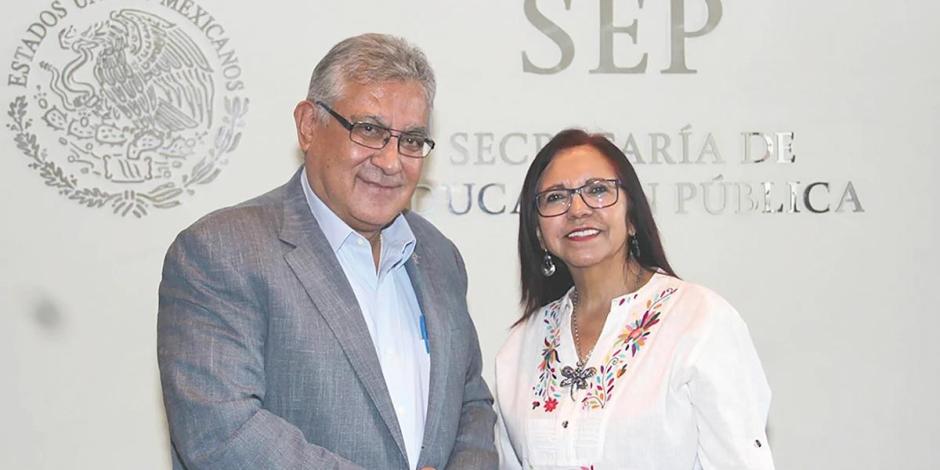 El secretario general del SNTE, Alfonso Cepeda Salas, y la titular de la SEP, Leticia Ramírez Anaya, tras una reunión, el pasado jueves 3 de agosto.