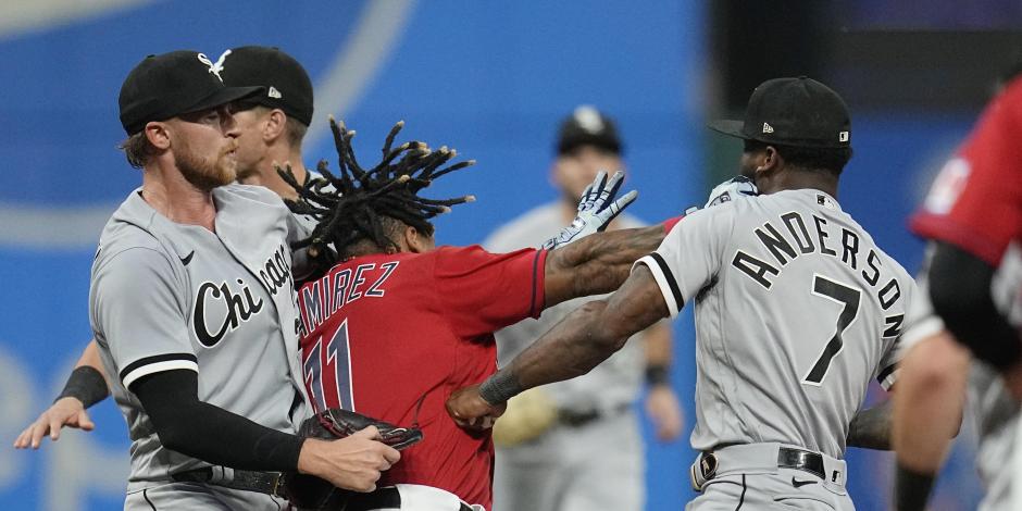 José Ramírez le soltó un fuerte derechazo a Tim Anderson en el duelo entre Guardians y White Sox en la MLB.