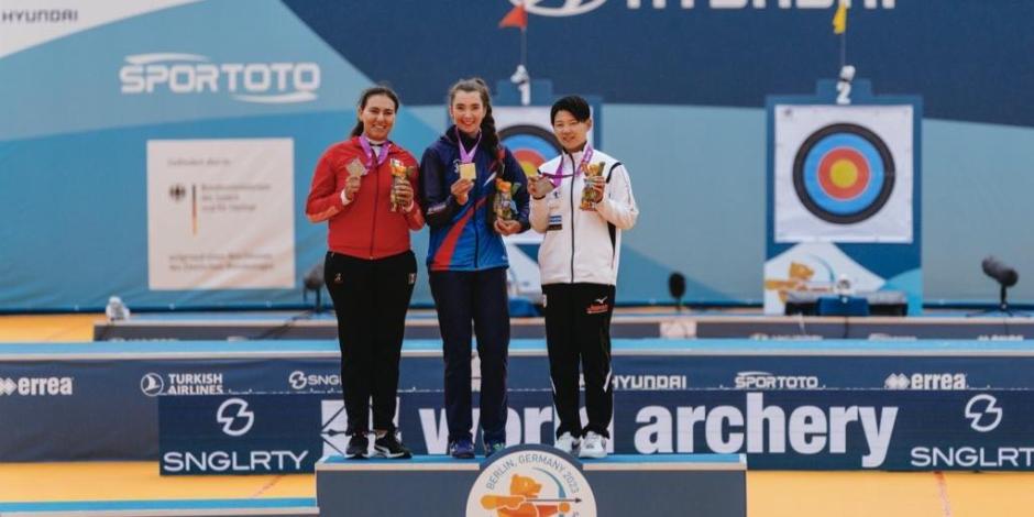 Alejandra Valencia en el podio con su medalla de plata