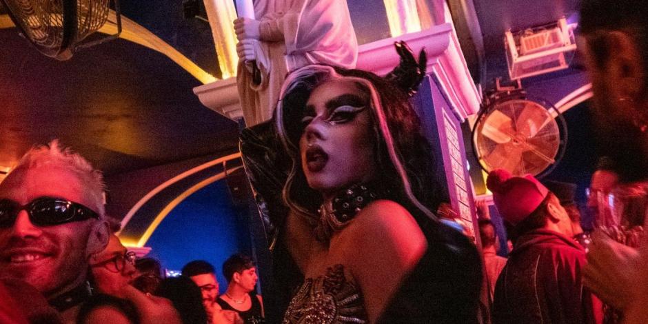 Una Drag Queen posa durante la reapertura del bar "La Purísima" en la colonia Centro Histórico