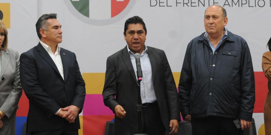Jorge Luis Preciado (centro) durante su registro para contender por la representación del Frente Amplio por México.