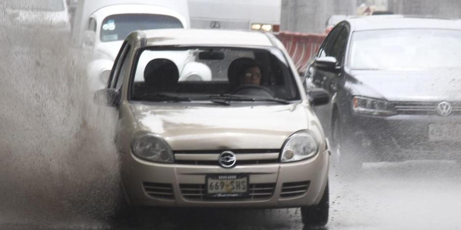 Clima CDMX. Lluvia y granizo sorprenden a automovilistas en Periférico Sur