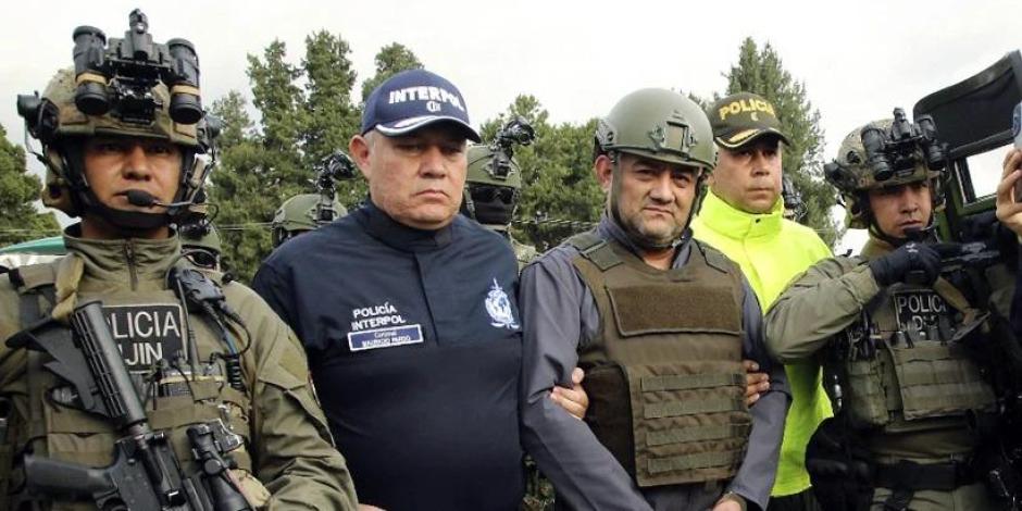 La policía escolta a Dairo Antonio Úsuga (al frente segundo de la derecha), líder del Clan del Golfo, para extraditarlo a Estados Unidos, en un aeropuerto militar en Bogotá. Foto provista por la Oficina de Prensa de la Presidencia de Colombia el 4 de mayo de 2022.