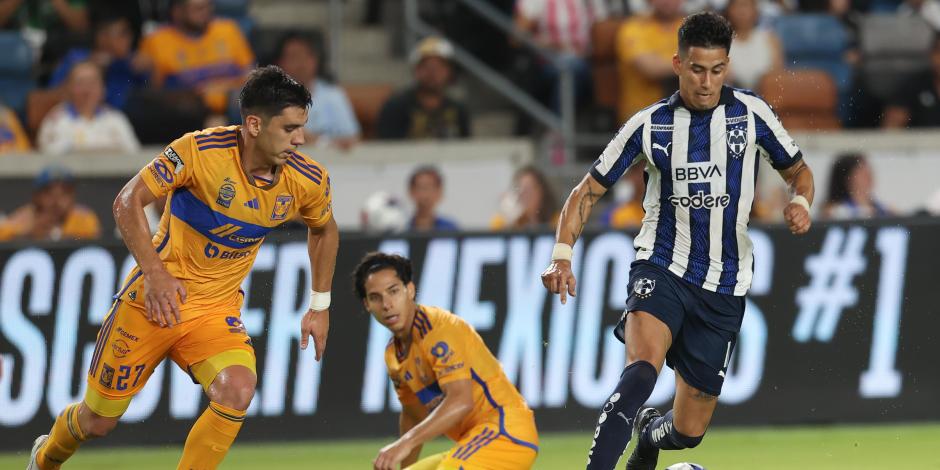Una acción del Clásico Regio entre Tigres y Monterrey en los octavos de final de la Leagues Cup
