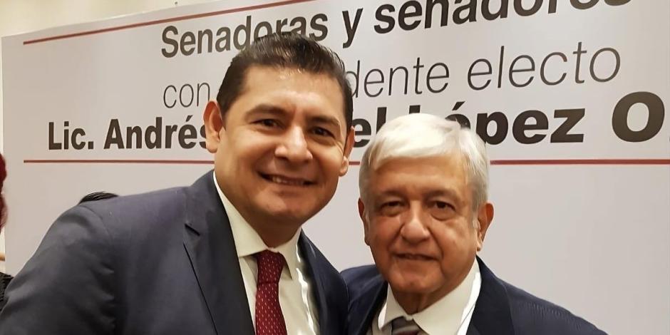 El senador Alejandro Armenta con AMLO.