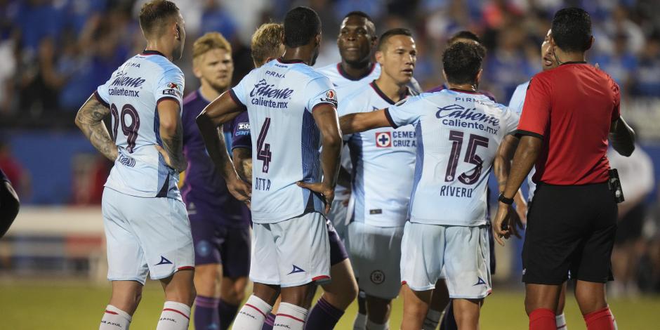Futbolistas de Cruz Azul le reclaman al árbitro en su partido de dieciseisavos de final de Leagues Cup contra Charlotte, el pasado 3 de agosto.