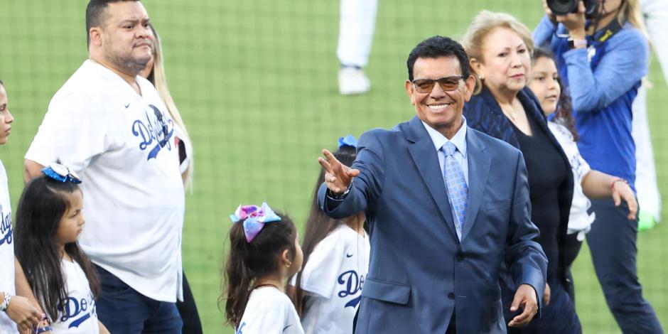 Los Angeles Dodgers retiraron el número 34 en homenaje al exlanzador mexicano Fernando Valenzuela.