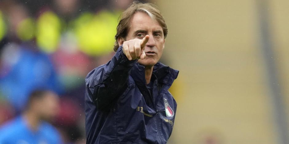 Roberto Mancini da indicaciones durante un entrenamiento de la selección italiana.