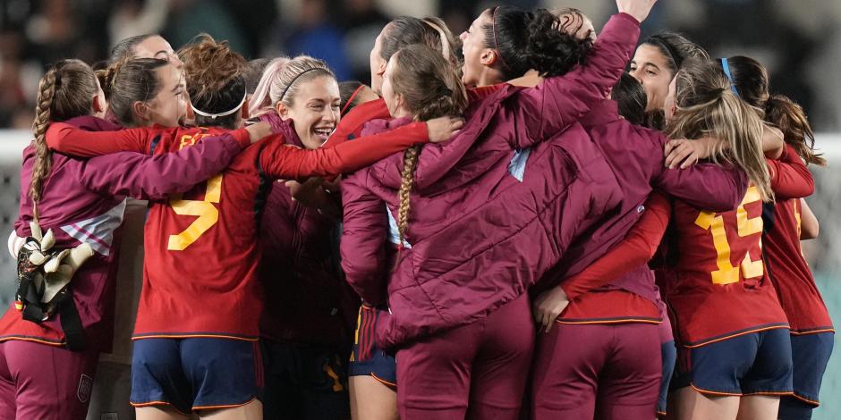 Jugadoras de la selección de España festejan su victoria sobre Suecia en las semifinales del Mundial Femenil 2023.