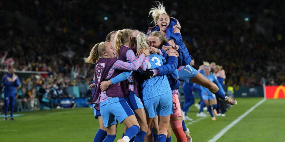 Futbolistas de Inglaterra festejan un gol contra Australia en las semifinales del Mundial Femenil 2023.