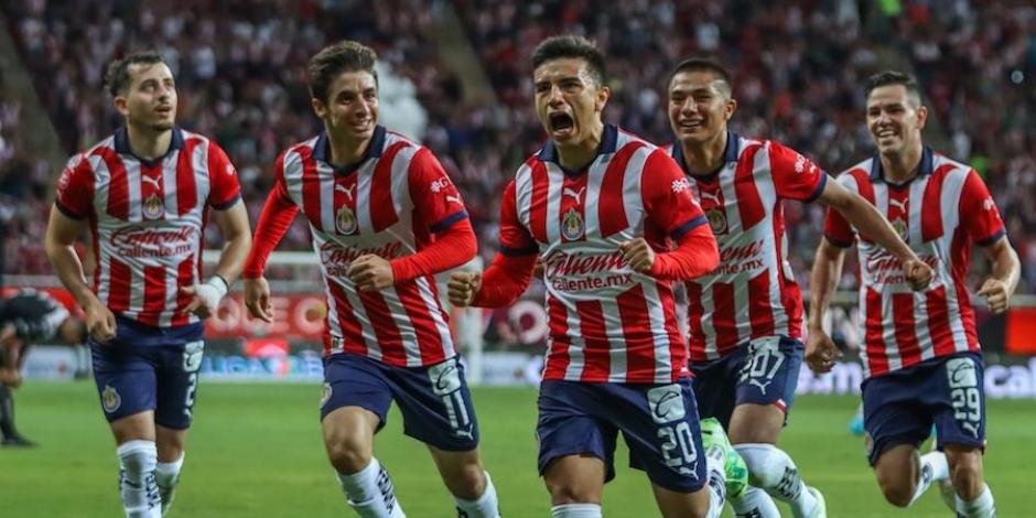 Jugadores de Chivas festejan un gol en el Torneo Apertura 2023.