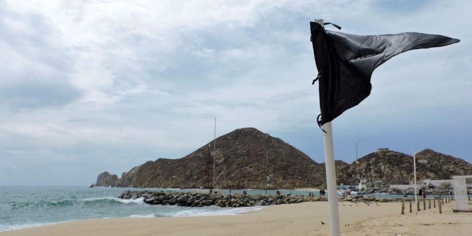 Una bandera negra en las playas de Baja California, México, alerta que no es seguro para nadar ante el paso de Hilary..