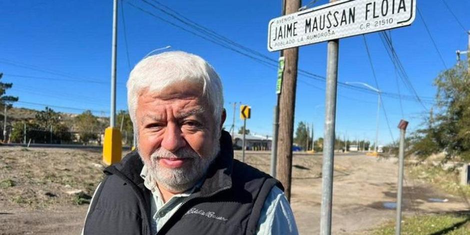 Jaime Maussan posa en la avenida que lleva su nombre.