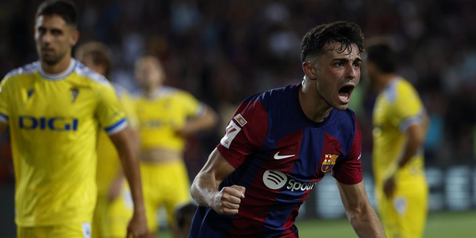 Pedri celebra tras anotar el primer gol del Barcelona en la victoria 2-0 ante el Cádiz en la Liga Española, el domingo 20 de agosto de 2023, en Barcelona.